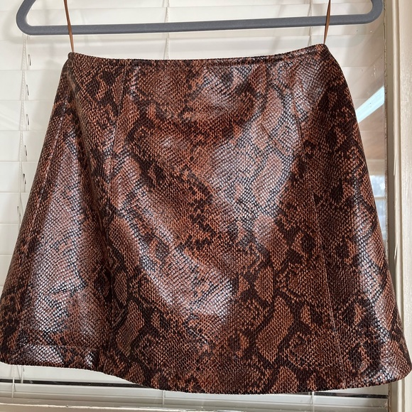 ASTR Snakeskin Mini Skirt Small - Picture 8 of 10